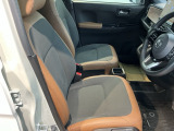 運転席は、大きな座面と包み込むような背もたれがドライバーの身体全体をしっかり支えます。上質なシート素材と座り心地のよいクッションを採用し、長時間の運転やコーナーの多い道も快適です。