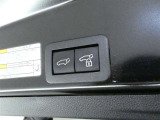 【電動バックドア】・・・スイッチひとつでバックドアを自動開閉できます。操作はスマートキー、室内コントロールスイッチ、バックドアのクローズスイッチで行えます。