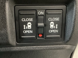 【両側パワースライドドア】両側がパワースライドドアになっており、運転席のスイッチやスマートキーでも開閉が可能です!開口部も広いので乗り降りも楽々♪