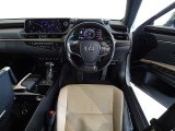 ウッド調と革巻きステアリングで快適な操作性の運転席です。