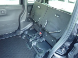 ◆チップアップ&ダイブダウン機構付【ULTR SEAT】は後席座面を左右分割で跳ね上げることができます。トランクで積載できない背の高い荷物をラクラク収納できます。ホンダ車ならではの人気装備です。