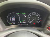 速度やシフト位置などの情報をメーター内で確認でき、運転に必要な表示をまとめて把握しやすい構成です。中央の表示も見やすく、日々の運転をサポートします。