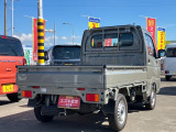 右斜め後ろからの特徴的なフォルム。狭い路地裏でも運転しやすそうな小回りが利くコンパクトボディ♪