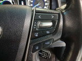 ステアリングには運転中でも簡単に操作できる各種スイッチついてます