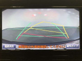 【バックガイドモニター】後方の映像をナビ画面に表示するだけでなく、ステアリング操作に連動して動くガイド線も同時に表示!予想進路の確認をしながら後退できるので便利です!