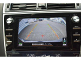 車両後方の映像を車内のディスプレイに表示し、駐車時や後退時の障害物や歩行者の確認を補助します。 広角レンズを採用し、広い範囲を映し出すことができます。