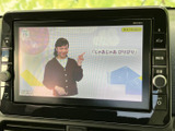 テレビ番組を画面で視聴できる装備です。停車中の休憩時間などに映像を楽しめるので、車内で過ごすひとときにも活用できます。操作ボタンが画面の周囲にまとまり、扱いやすさにも配慮されています。