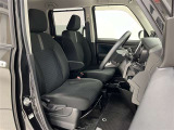 前席はセパレートタイプ!運転席にはアームレスト付!中央を通って後席に移動することも出来ます!