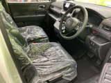 運転席まわりは前方を見渡しやすいレイアウトで、座席に座った際の視界にも配慮されています。シートには保護用のフィルムが掛かり、落ち着いた色合いの室内でゆったり過ごせます。