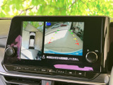 後方の映像に加えて車両周囲の様子も画面で確認でき、駐車時の安全確認をサポートします。ガイド表示を目安に後退できるため、狭い場所での車庫入れや切り返しにも便利な装備です。
