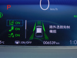 路外逸脱抑制機能・車両が車線を外れそうな場合に、ステアリング振動と表示で警告し、車線内へ戻すようにステアリングを制御します。