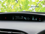 運転席正面の表示部に速度やシフト位置、燃料残量などがまとまり、走行に必要な情報を目で追いやすい配置です。視線の移動を抑えながら、各表示を確認しやすくなっています。