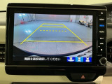 リバースギアに入れるだけで後方の表示へ切り替わります。夜間や雨の日の駐車も楽になりますよ。