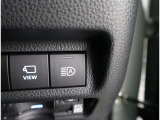 隣車線を走る車両をレーダーで検知し、ドアミラーでは確認しにくい後側方エリアに存在する車両に加え、急接近してくる車両も検知します。車両を検知するとドアミラーに搭載されたLEDインジケーターが点灯します。