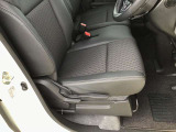 運転席座面もゆったりしています。