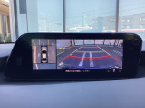 狭い場所での駐車やすれ違いなどでより的確な運転操作に役立つ360&deg;ビューモニターが装備されています。