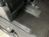 助手席は大きく前へスライド可能で、ミラクルオープンドアからの乗り降りをさらに快適にしてくれます♪