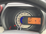 速度やシフト位置、燃料残量などを運転席から確認しやすい配置です。表示がまとまっているため、走行前に必要な情報を把握しやすく、日常の運転をサポートしてくれます。