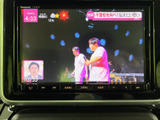 テレビ番組を画面に表示でき、停車中の待ち時間に映像を楽しめる装備です。お出かけ先での休憩時などに活用でき、画面表示で番組内容を確認しながら過ごせます。