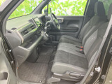 助手席から運転席まで見渡しやすい前席空間で、座面はゆったりとした形状です。足元には余裕があり、ドア内側にも肘掛けや収納スペースを備え、同乗者も落ち着いて過ごせます。