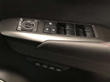 【ポジションメモリー】お好みのドライビングポジションを登録し、ワンタッチで呼び出すことができます。3パターンまで登録可能。機能の詳細につきましては、展示店舗までお尋ねください。