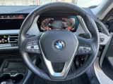 BMWのステアリングのリムは、一般的なものより少し太めにデザインされています。 これはタイヤやステアリングシャフトなどを介して伝わる路面からの入力を、しっかりと把握するためです。