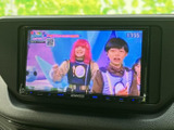 テレビ番組を映し出す画面を備えており、停車中の休憩時間にも映像を楽しめます。画面表示で番組内容が分かりやすく、移動の合間のひとときを過ごす際にも便利です。