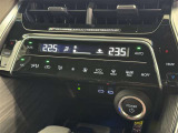 左右独立温度コントロールフルオートエアコンです。運転席、助手席それぞれで独立して温度設定ができます。冷え性の方が乗っても安心ですね♪