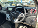 運転席からの視界は広く、運転しやすい環境です。操作性も高く、快適なドライブをサポートします。