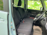 前席は視界が広く、周囲の状況を確認しやすい運転席まわりです。落ち着いた色合いのシートが空間になじみ、乗り降りもしやすい開口部で、毎日の移動を快適にお過ごしいただけます。