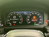速度や燃料残量など、運転に必要な情報をひと目で確認しやすい配置です。中央には走行距離や時刻も表示され、必要な情報を把握しながら日々の運転にお役立ていただけます。