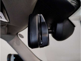 【ルームミラー一体型ETC車載器】ルームミラーの裏側に目立たない様に配置されたETCカード挿入口。スタイリッシュ且つ機能的なものとなっております。
