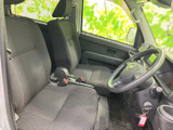 運転席からの視界は広く、運転操作もスムーズに行えます。座り心地の良いシートで、長距離ドライブも快適に過ごせます。落ち着いた空間です。