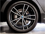 【BMWアロイホイル】軽量かつ強度に拘ったアロイホイル。走行性能ポテンシャルを引き出す設計。車の足元を引き締めてくれる大きなポイントはアロイホイルです。