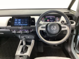 【ハンドル】運転にかかわる様々な操作を安全に行えるように視点移動が少なく操作性に配慮されたスイッチ類が凝縮されたコックピットです。