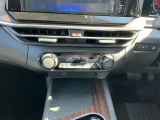 「オートエアコン」付き一年中快適な室内を提供!車内温度を設定すると、風量を自動で調節してくれます。