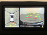《パノラマモニター》車両の前後左右に搭載した4つのカメラにより、クルマを真上から見ているような映像を表示。運転席から確認しづらい車両周辺の状況の把握が可能です。