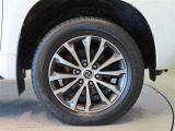 純正のアルミホイール装着車です。タイヤサイズは265/55R19です。