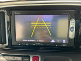 【バックカメラ】運転が苦手な方も車庫入れラクラクです!ギアをリバースに入れれば自動的に切り換わりますので、面倒な操作は不要です♪狭い駐車場もお車を傷つけず安心ですね!