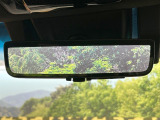 【デジタルインナーミラー】後席の大きな荷物や同乗者で後方が確認しづらい時でも安心!カメラが撮影した車両後方の映像をルームミラー内に表示。クリアな視界で状況の確認が可能です!
