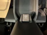 【アクセサリーソケット(電源ソケット)】電源からケーブルをつなげば、スマートフォンなどの電子機器の充電などを行うことができます!ゲーム機器や、カメラの充電にも便利ですね。