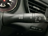 【オートライト】車のセンサーが周囲の明るさを感知し、自動でヘッドライトを点灯・消灯する機能です。この機能は夕暮れ時の交通事故が多い時間帯の安全性を高めてくれます。