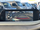 後方の様子を画面で確認しながら駐車でき、車庫入れや狭い場所での切り返しをサポートします。周囲を見渡す表示もあり、後退時の安全確認に役立つ便利な装備です。
