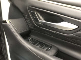 【マイコンプリセットドライビングポジションシステム】運転席に3名分のステアリング、シート、ドアミラーのポジションを記憶・再現します。キーナンバー登録を行うと、キーごとにポジションの自動再現が可能です。
