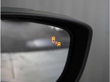 【ブラインドスポットモニタリング】走行中、ドアミラーの死角になりやすい箇所に後続車が接近するとサイドミラーのレンズに警告を表示。ドライバーに注意喚起をしてくれます。