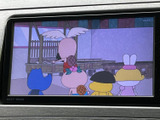 画面でテレビ映像を確認でき、停車中の待ち時間にもお楽しみいただけます。見やすい位置に設置されており、視聴したいときに画面から内容を確かめられる、日常でうれしい装備です。