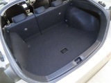 後席使用時でも、十分な荷室空間を確保しております。