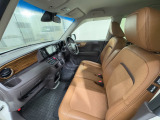 すわり心地の良い運転席・助手席です。長時間のドライブの疲れ軽減に貢献します。どうぞ快適なドライブを♪