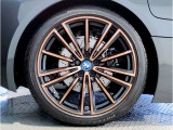 【BMWアロイホイル】軽量かつ強度に拘ったアロイホイル。走行性能ポテンシャルを引き出す設計。車の足元を引き締めてくれる大きなポイントはアロイホイルです。