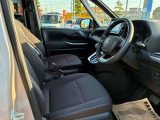 運転席は足元広々です。リラックスして運転できますね。